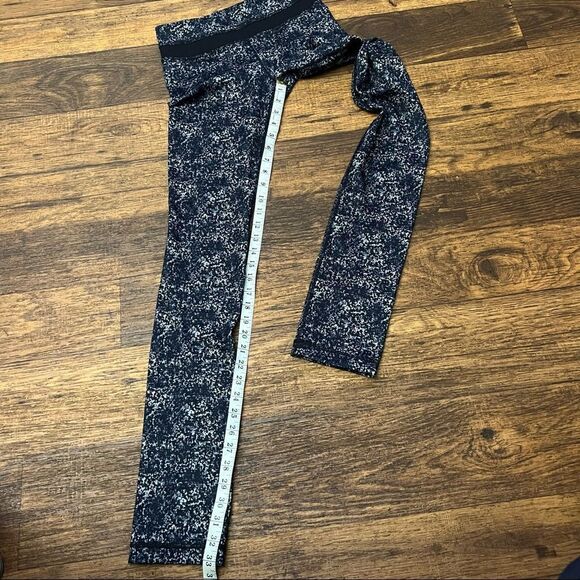 Lululemon leggings size 4 - Picture 6 of 10